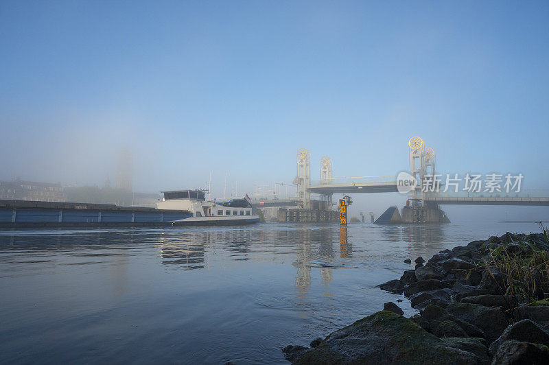 驳船货运船通过在Kampen IJssel河上的高架城市桥